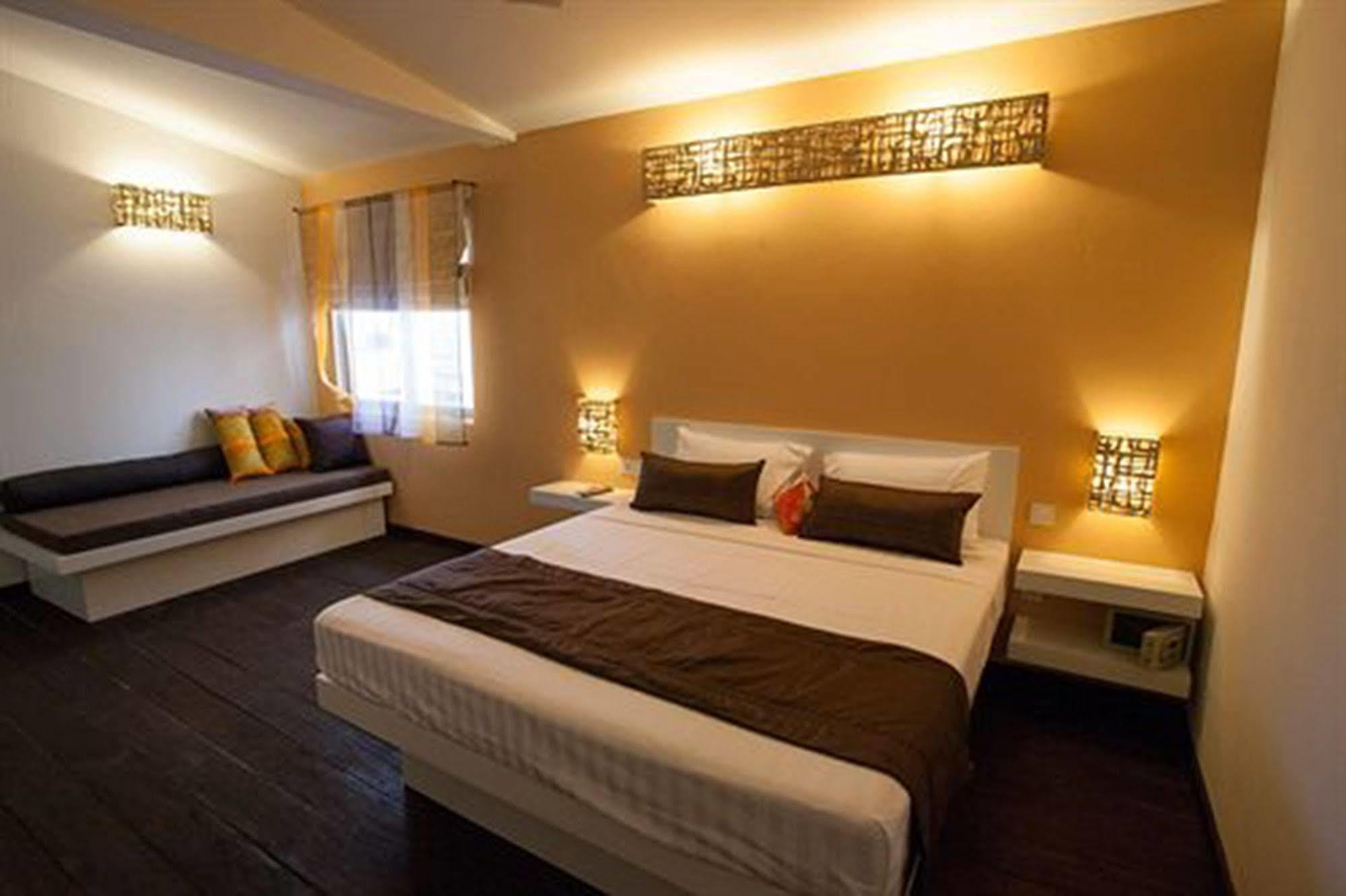 Hotel The 252 Phnom Penh Esterno foto