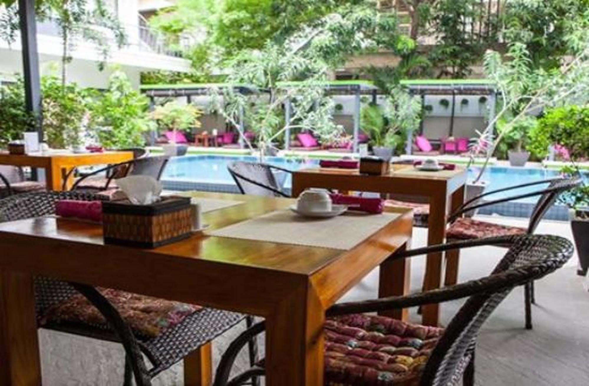 Hotel The 252 Phnom Penh Esterno foto